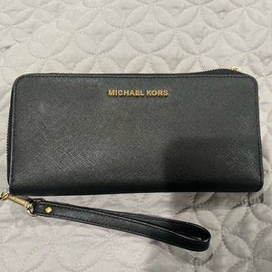 Michael Kors Leather Continental Wristlet, black like new